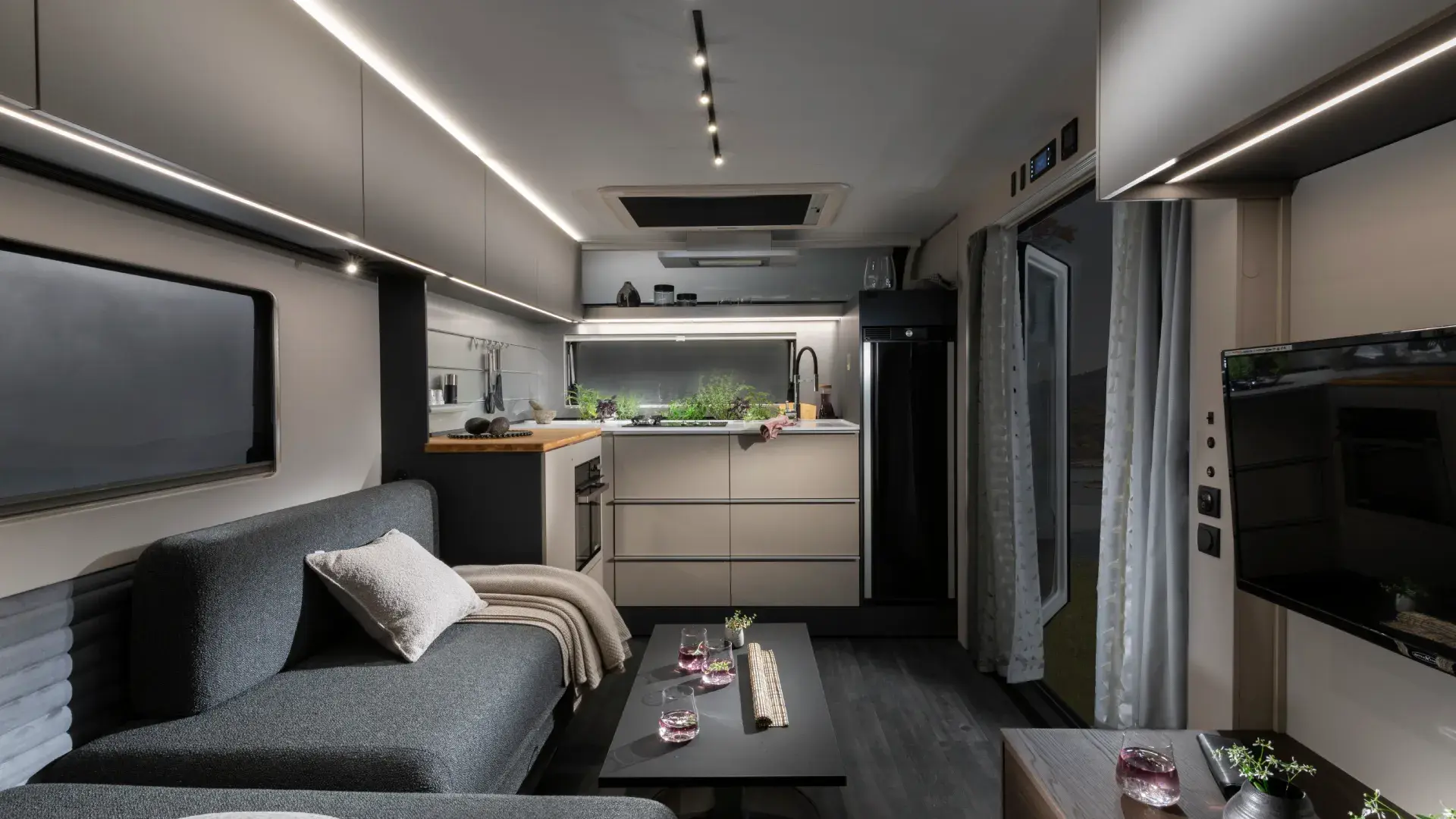 Astella 704 HP Çekme Karavan resim galerisi