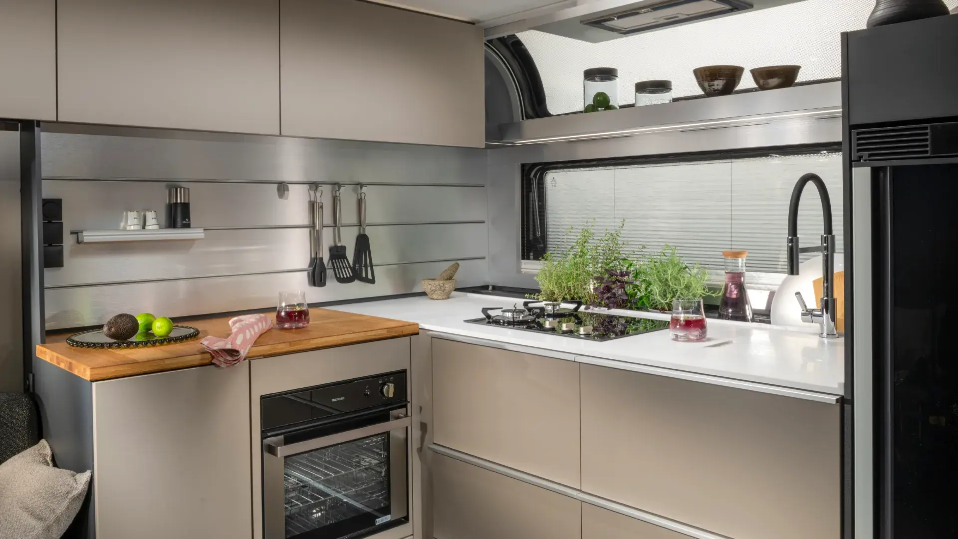 Astella 704 HP Çekme Karavan resim galerisi