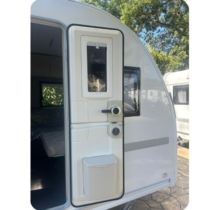 Pencereli 2 Parçalı Giriş Kapısı